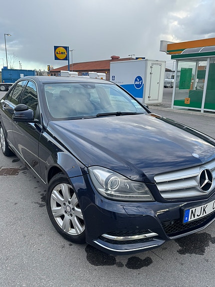 Mercedes-Benz C180 11 of 12