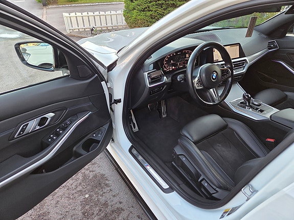BMW 330e 3 of 5