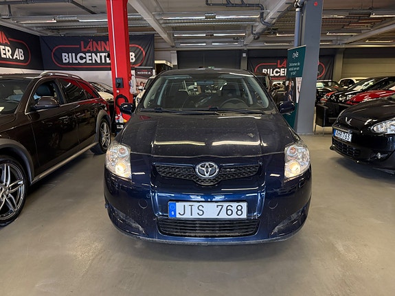 Toyota Auris 2 of 5