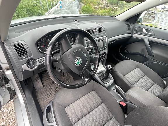 Skoda Octavia 2 of 8