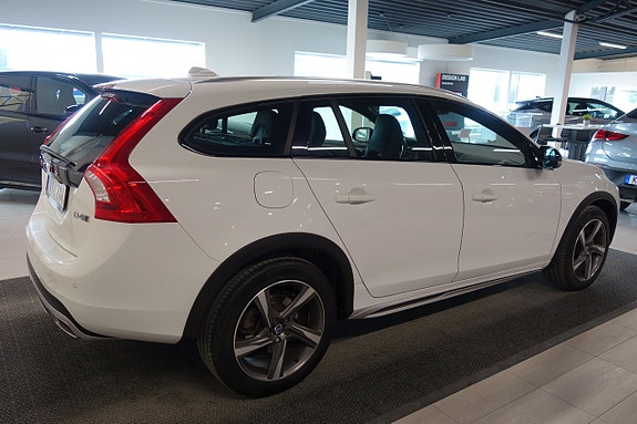 Volvo V60 Cross Country 3 of 5