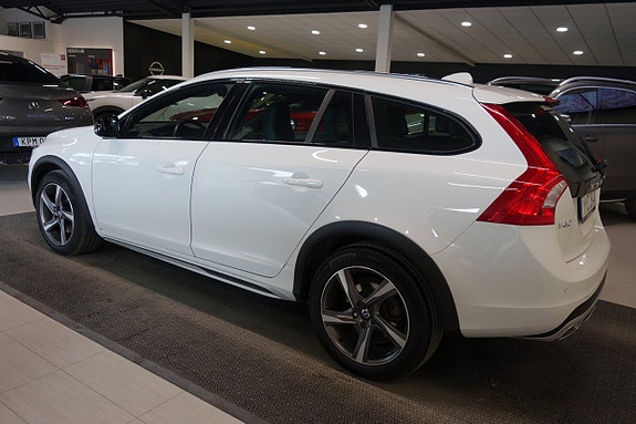 Volvo V60 Cross Country 2 of 5