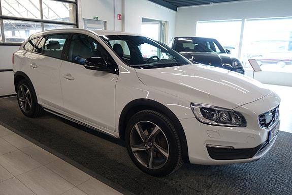 Volvo V60 Cross Country 4 of 5