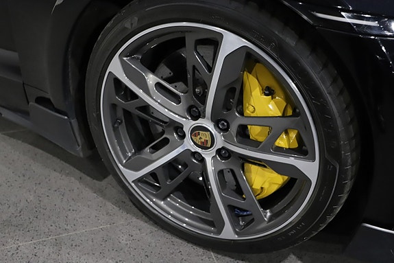 Porsche Taycan 9 of 26