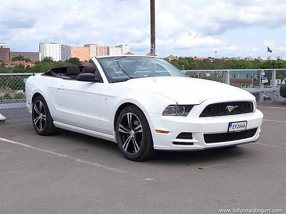 Ford Mustang 2 of 5
