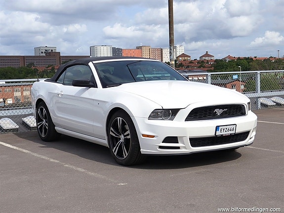 Ford Mustang 4 of 5