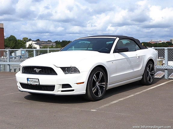 Ford Mustang 3 of 5