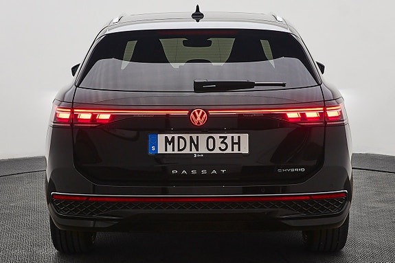 Volkswagen Passat 4 of 17