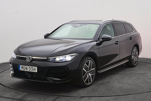 Volkswagen Passat 2 of 17