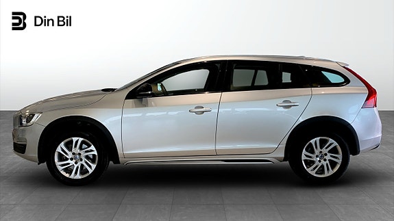 Volvo V60 Cross Country 2 of 5