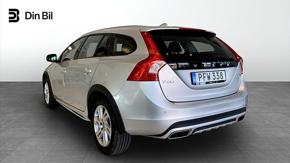 Volvo V60 Cross Country 3 of 5