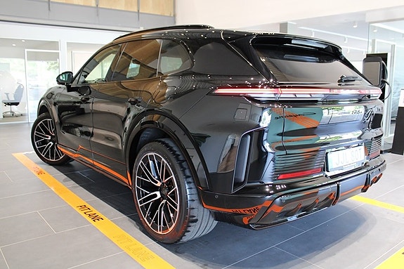 Porsche Cayenne Turbo 2 of 5