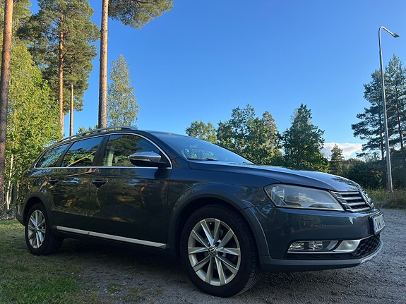 Volkswagen Passat Alltrack 2 of 3