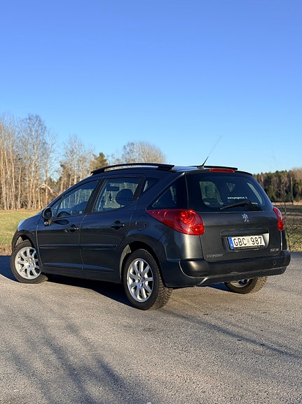 Peugeot 207 SW 2 of 5