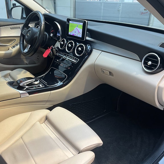Mercedes-Benz C200 11 of 12