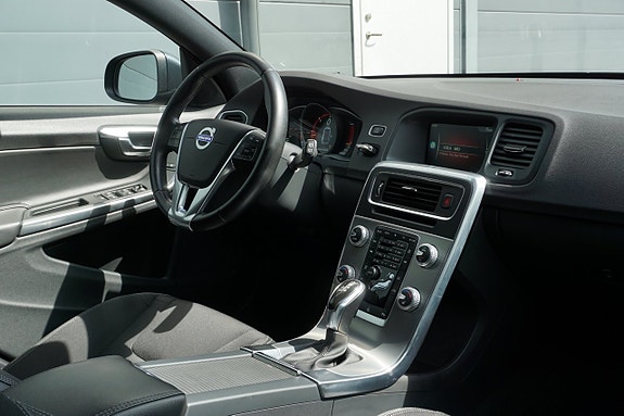 Volvo V60 2 of 5