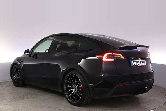 Tesla Model Y 4 of 5