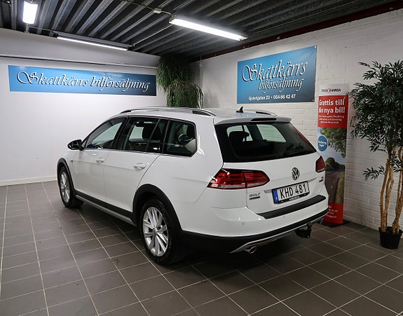 Volkswagen Golf Alltrack 2 of 5