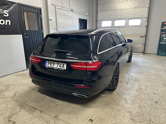 Mercedes-Benz E300 de 4 of 5