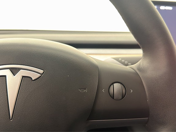 Tesla Model Y 15 of 30