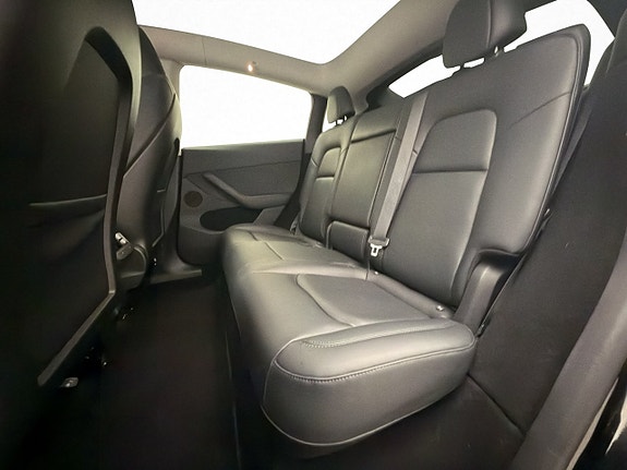 Tesla Model Y 27 of 30