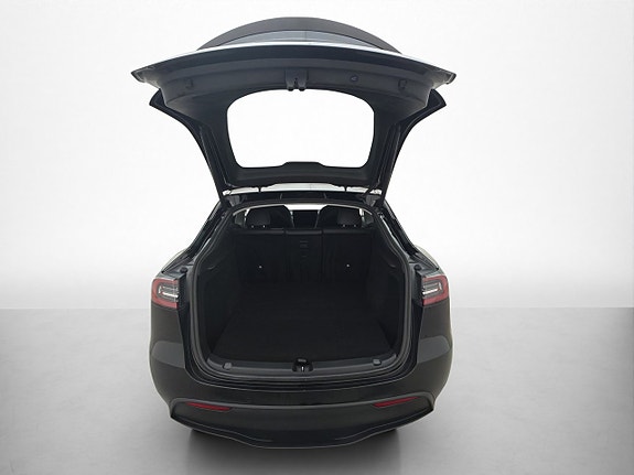 Tesla Model Y 28 of 30
