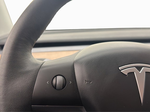 Tesla Model Y 14 of 30