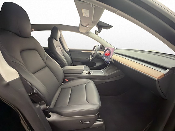 Tesla Model Y 25 of 30