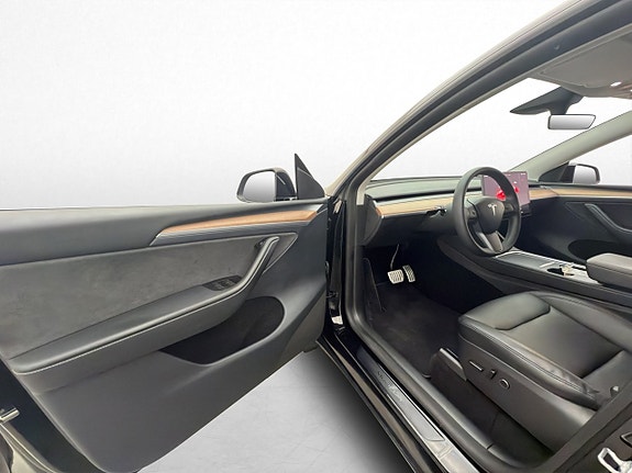 Tesla Model Y 10 of 30