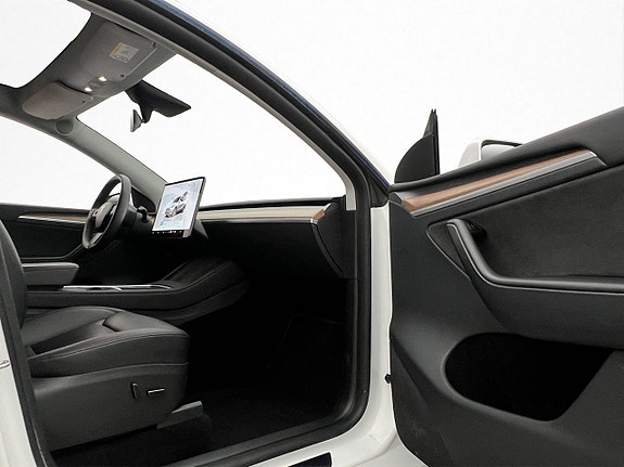 Tesla Model Y 28 of 30