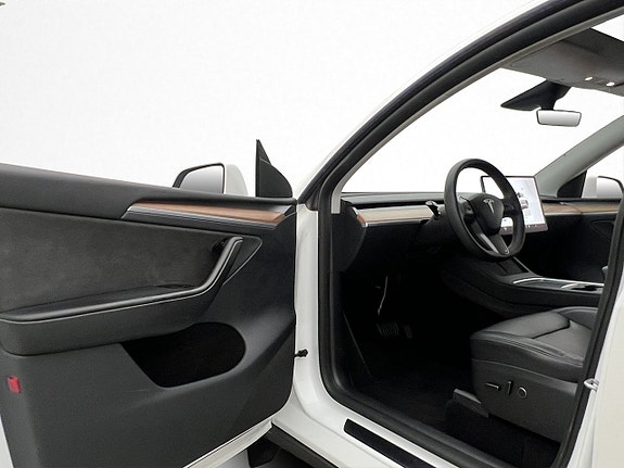 Tesla Model Y 11 of 30