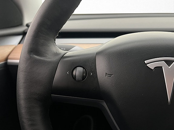Tesla Model Y 15 of 30