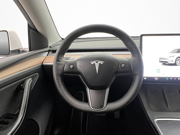 Tesla Model Y 14 of 30