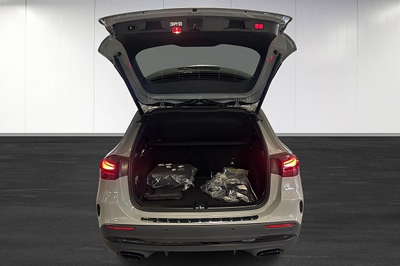 Mercedes-Benz GLA250 e 14 of 19