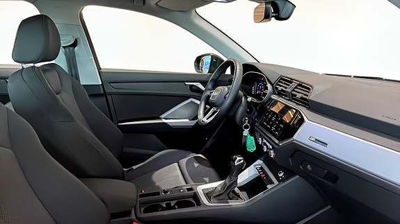 Audi Q3 3 of 5