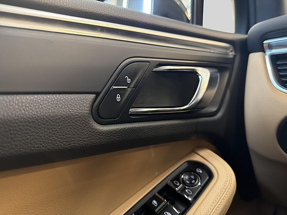 Porsche Macan 30 of 30
