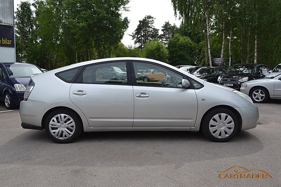 Toyota Prius 4 of 5
