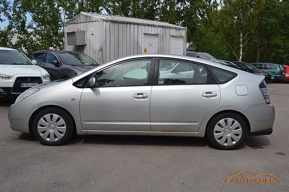 Toyota Prius 3 of 5