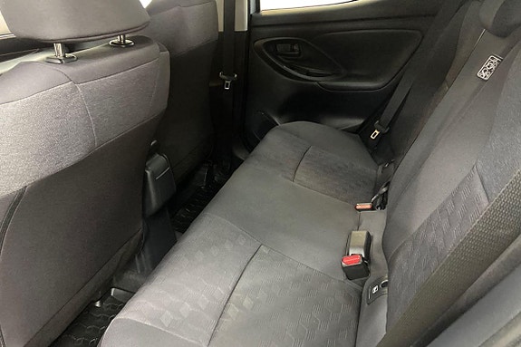 Toyota Yaris 13 of 21