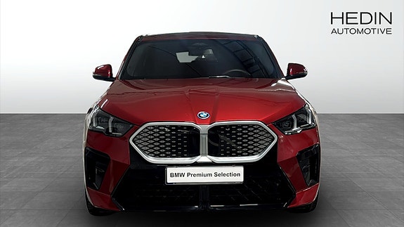 BMW iX2 8 of 12