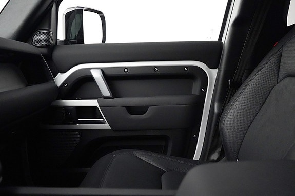Land Rover Defender 110 14 of 23