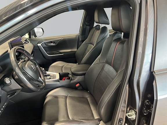 Toyota RAV4 Plug-in Hybrid 12 of 24