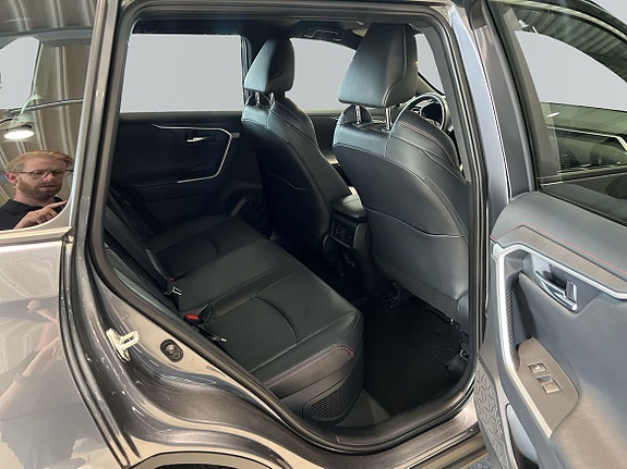 Toyota RAV4 Plug-in Hybrid 7 of 24
