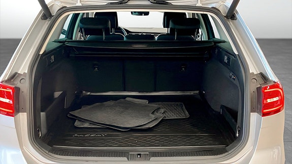 Volkswagen Passat 10 of 15