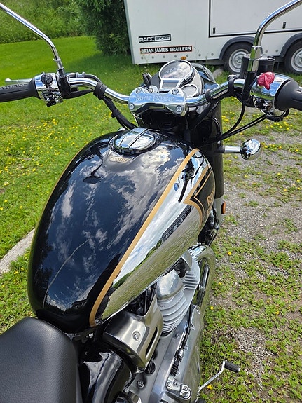 Royal Enfield Classic 650 Black & Chrome 8 of 22