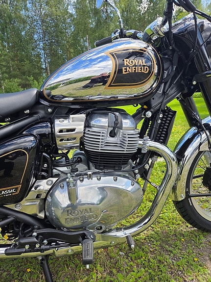 Royal Enfield Classic 650 Black & Chrome 4 of 5