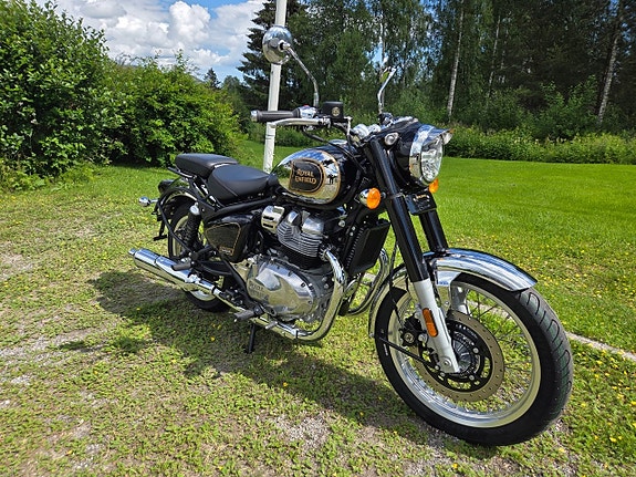 Royal Enfield Classic 650 Black & Chrome 2 of 5