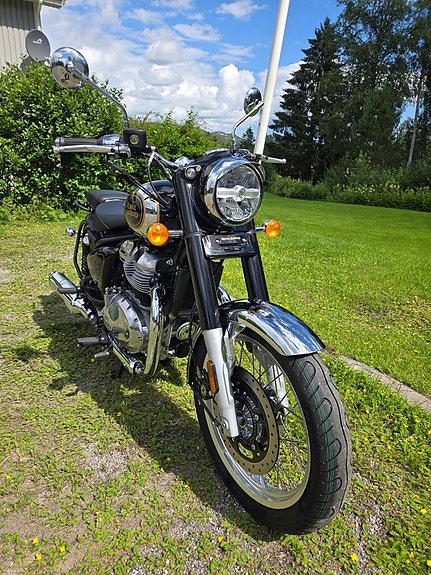 Royal Enfield Classic 650 Black & Chrome 7 of 22