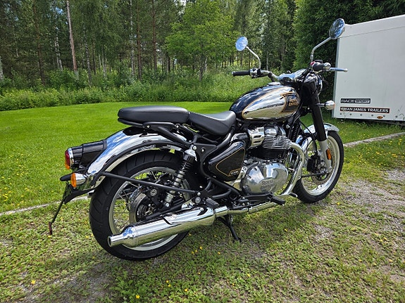 Royal Enfield Classic 650 Black & Chrome 3 of 5