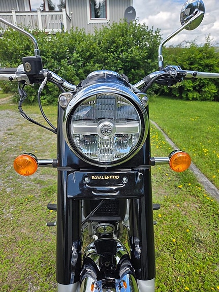 Royal Enfield Classic 650 Black & Chrome 9 of 22